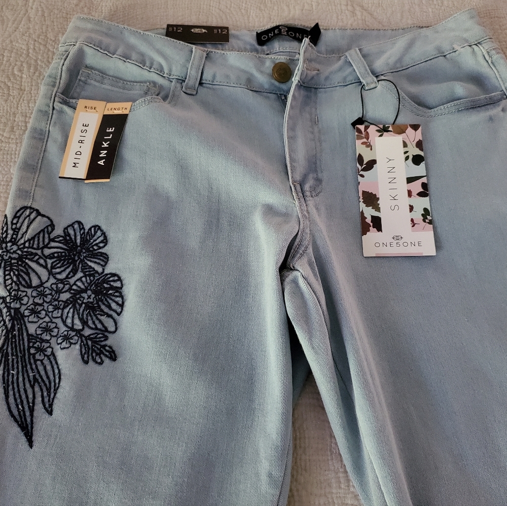 (LOOK AT VIDEO) SIZE 12 (NEW) DENIM CAPRI'S WITH NAVY/BLUE EMBROIDERED DESIGN
